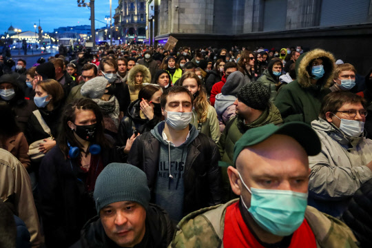 모스크바 시민들이 나발니 석방 촉구 시위에 참여하고 있다. <모스크바 타스=연합뉴스>